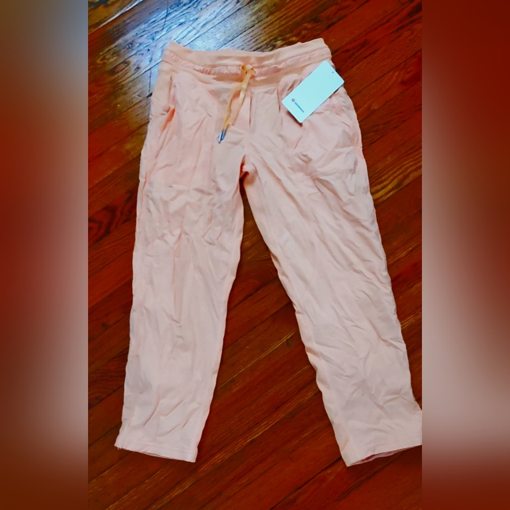 Lululemon Athletica Dance Studio Mid-rise Peach Crops/Capri Size 8